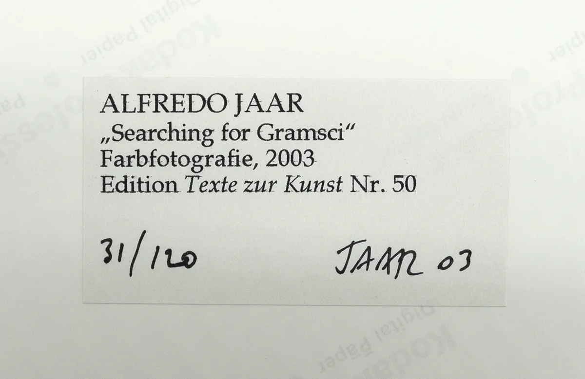 FormaArte20 – Stempel op achterzijde van de kleurenfoto Looking For Gramsci van Alfredo Jaar